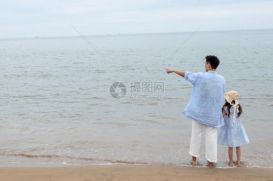 快乐父女在海边玩耍图片