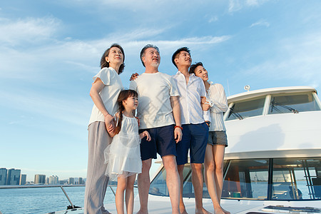 站在船上女孩快乐的一家人站在游艇上背景
