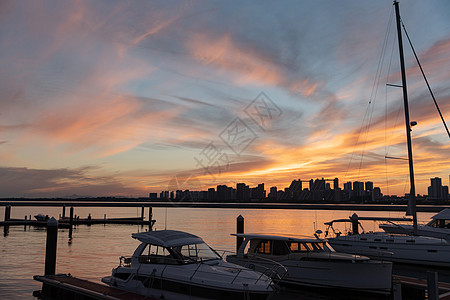 夏天音乐夕阳下的游艇背景