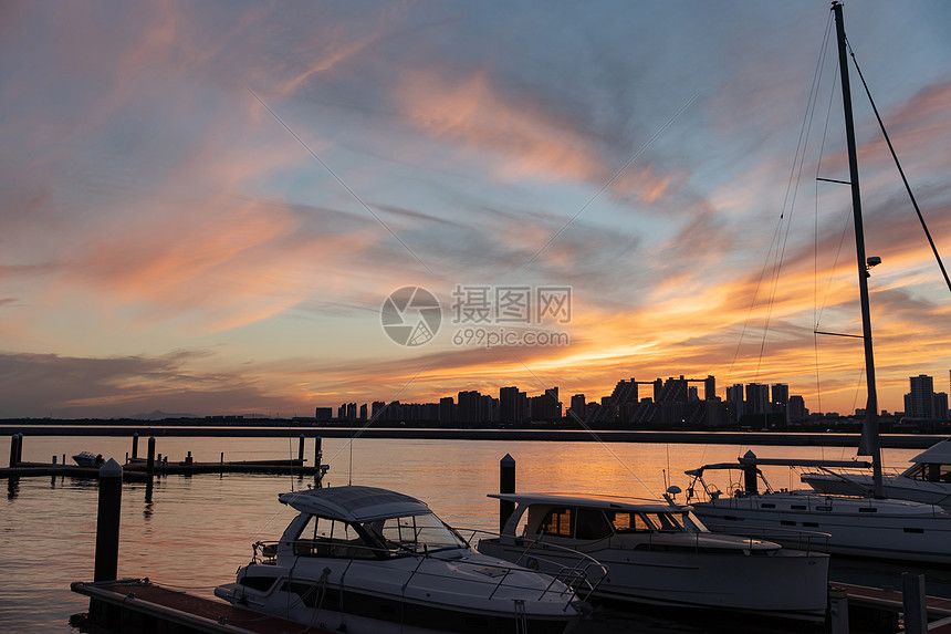 夕阳下的游艇图片