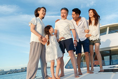 快乐的一家人站在游艇上高清图片