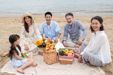 在海边度假的一家人野餐图片