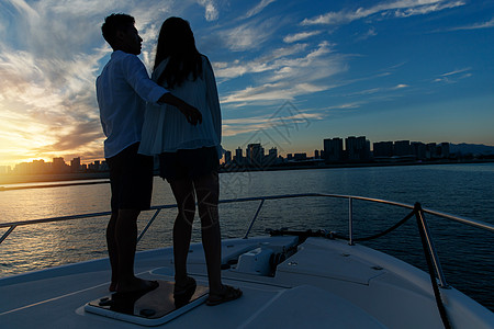 浪漫的青年夫妇站在游艇甲板上高清图片