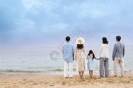 快乐的一家人在海边度假高清图片