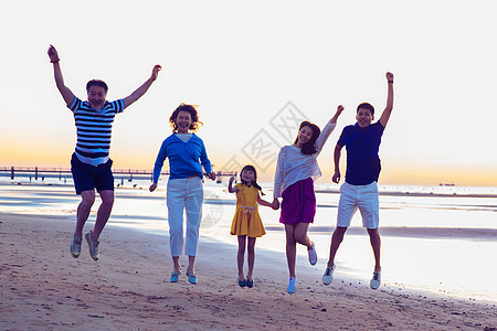 在海边玩耍的快乐家庭图片