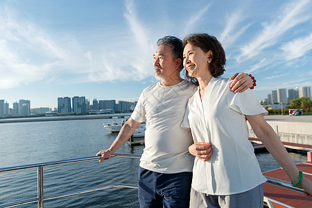 老年夫妇乘坐游艇出海图片