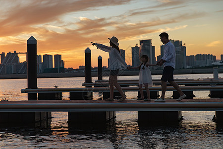 夏天音乐一家三口在海边度假背景