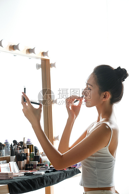 年轻女人在化妆间里化妆图片