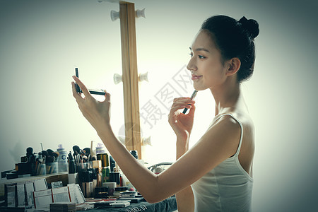 年轻女人在化妆间里化妆图片