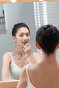 浴室性感美女年轻女人对着镜子化妆背景