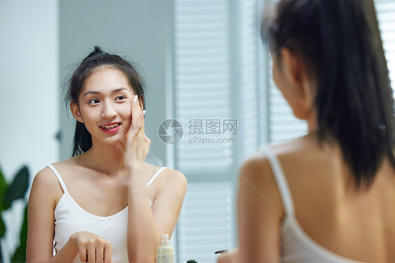 漂亮的年轻女人照镜子图片