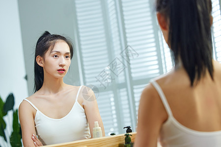 漂亮的年轻女人照镜子图片