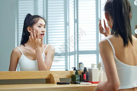 浴室性感美女漂亮的年轻女人照镜子背景