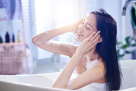 洗澡美女漂亮的年轻女人洗泡泡浴背景