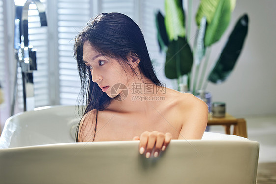 浴缸内的年轻女孩图片
