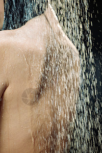 沐浴的青年女人背部特写高清图片