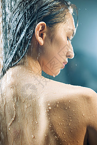 沐浴的青年女人背部特写图片