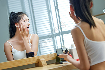 浴室性感美女漂亮的年轻女人照镜子背景