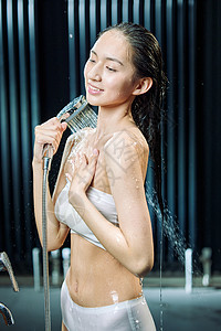 淋浴的年轻女孩图片