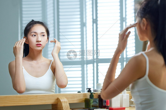 漂亮的年轻女人照镜子图片