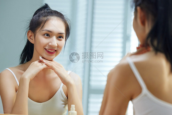 漂亮的年轻女人照镜子图片