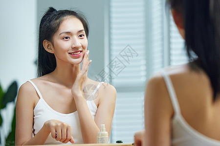 漂亮的年轻女人照镜子高清图片