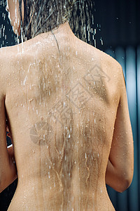 洗澡美女沐浴的青年女人背部特写背景