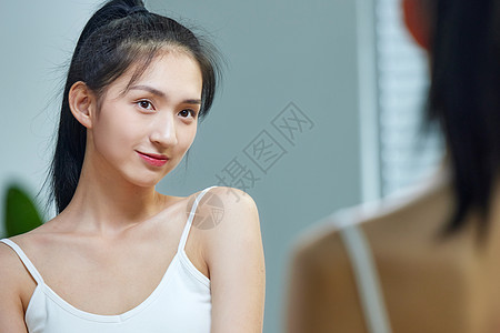 漂亮的年轻女人照镜子图片