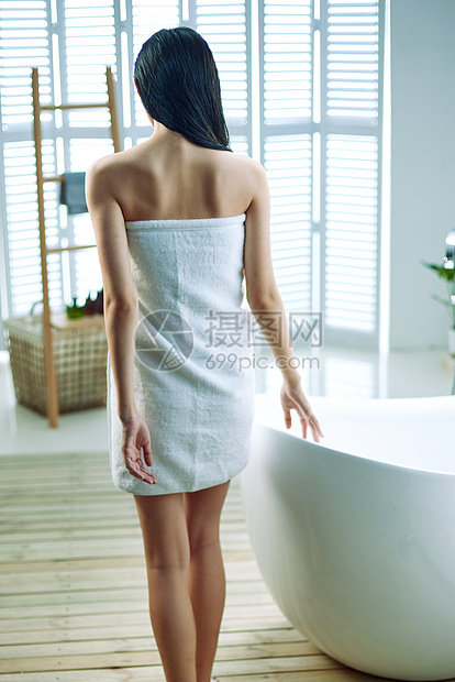 裹着浴巾的青年女人背影图片