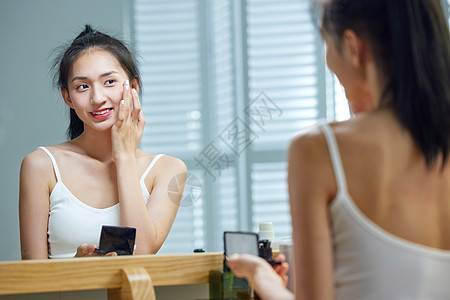 漂亮的年轻女人照镜子图片