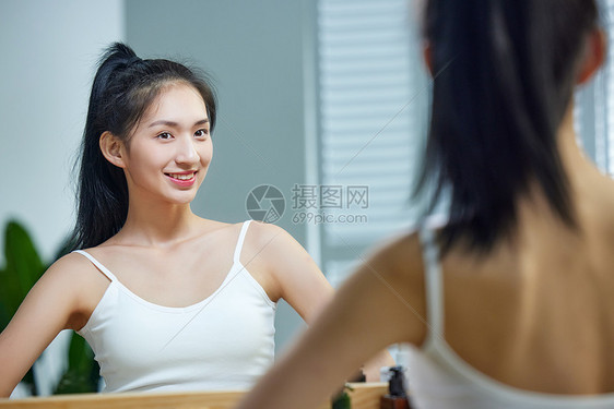 漂亮的年轻女人照镜子图片