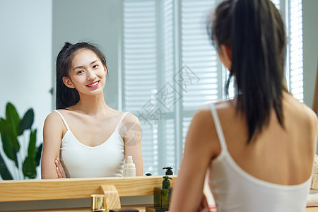 漂亮的年轻女人照镜子图片