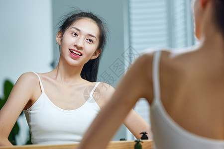 漂亮的年轻女人照镜子图片