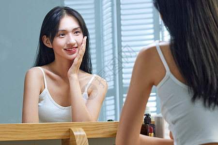 中国风卫浴漂亮的年轻女人照镜子背景