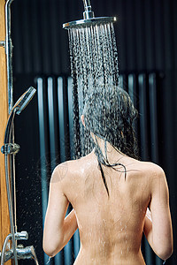 淋浴的年轻女人背影图片