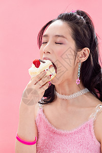 年轻女孩吃蛋糕高清图片