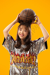 年轻女孩拿着篮球图片