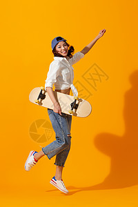 年轻女孩拿着滑板图片