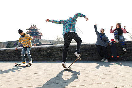 中国城墙玩滑板的年轻人背景