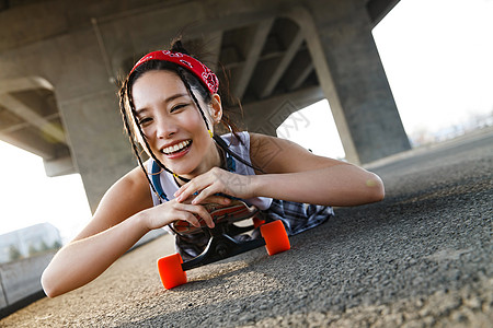 酷玩玩滑板的青年女人背景