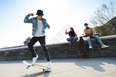 中国城墙玩滑板的年轻人背景