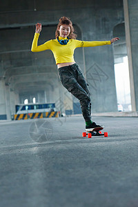 极限酷跑玩滑板的年轻人背景