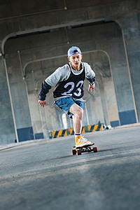 玩滑板的年轻人图片