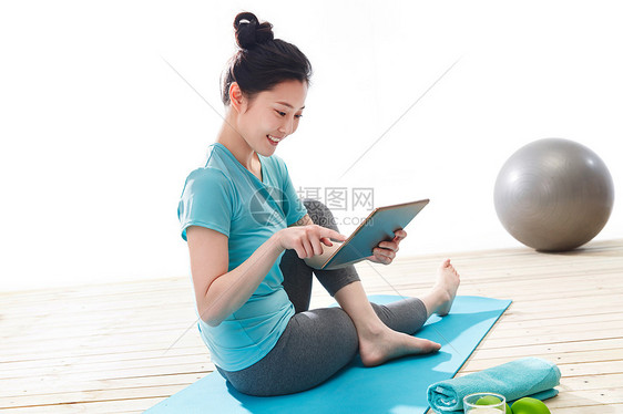 青年女人在线直播健身图片