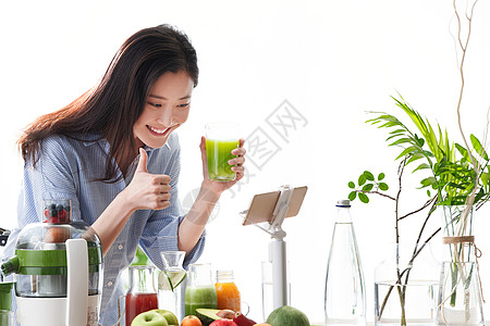 青年女人在线直播榨果汁图片
