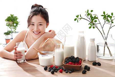 青年女人喝牛奶图片