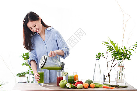 胡萝卜粥青年女人使用榨汁机背景