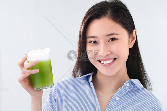 青年女人喝果汁图片