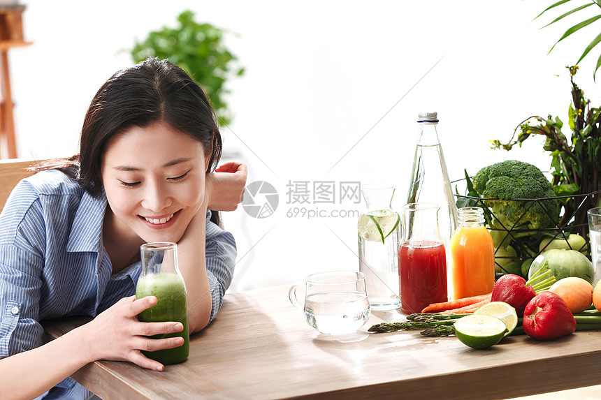 青年女人喝果汁高清图片下载-正版图片507649149-摄图网