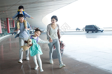 快乐家庭拿着行李在机场图片